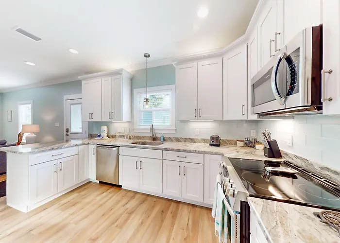Cozy Getaway With Pool Access Charming Interior & Screened Porch