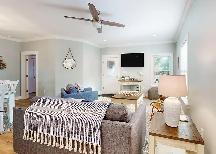 Cozy Getaway With Pool Access Charming Interior & Screened Porch *