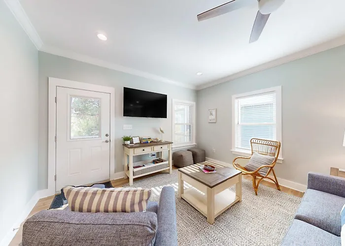 Cozy Getaway With Pool Access Charming Interior & Screened Porch Gulf Shores