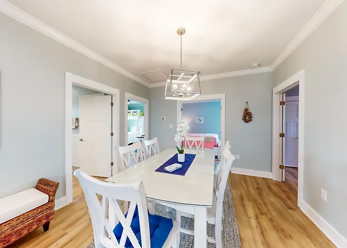 Cozy Getaway With Pool Access Charming Interior & Screened Porch * Gulf Shores