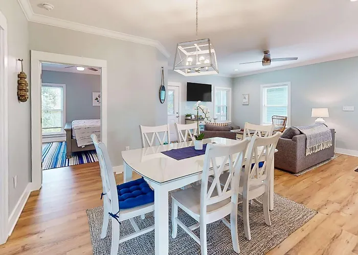 Cozy Getaway With Pool Access Charming Interior & Screened Porch Holiday home *