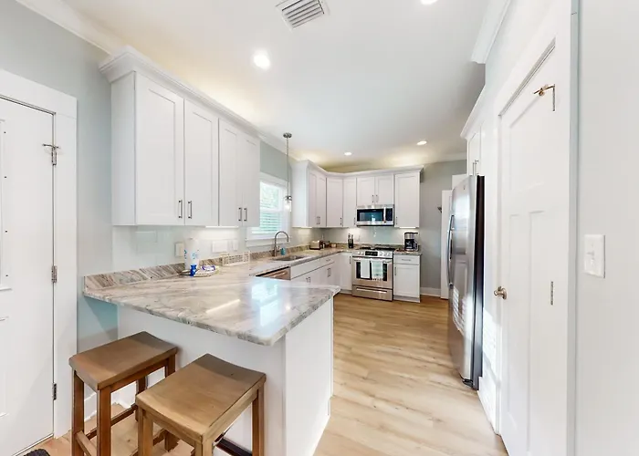 Cozy Getaway With Pool Access Charming Interior & Screened Porch * Gulf Shores