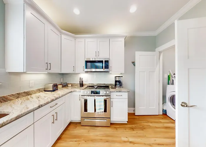 Holiday home Cozy Getaway With Pool Access Charming Interior & Screened Porch *