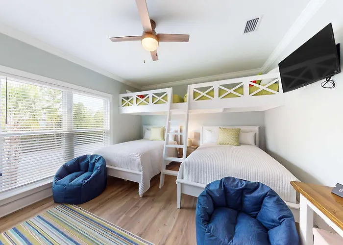 Cozy Getaway With Pool Access Charming Interior & Screened Porch *