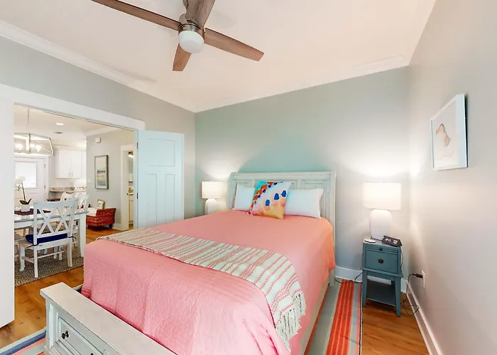 Cozy Getaway With Pool Access Charming Interior & Screened Porch Holiday home *