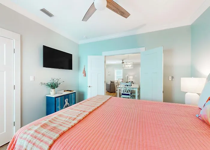 Cozy Getaway With Pool Access Charming Interior & Screened Porch