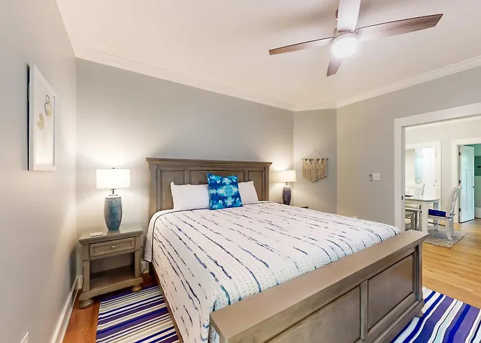 Cozy Getaway With Pool Access Charming Interior & Screened Porch Holiday home *
