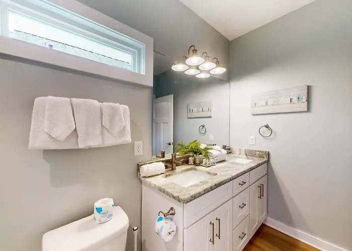 Cozy Getaway With Pool Access Charming Interior & Screened Porch Holiday home