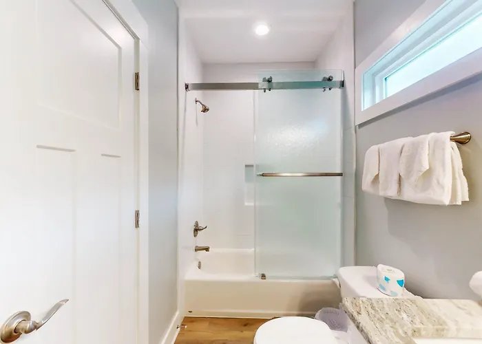 Cozy Getaway With Pool Access Charming Interior & Screened Porch