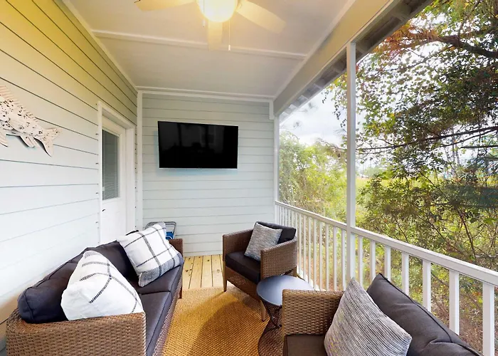 Holiday home Cozy Getaway With Pool Access Charming Interior & Screened Porch Gulf Shores