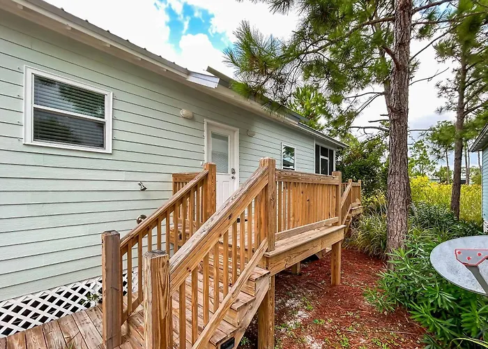 Holiday home Cozy Getaway With Pool Access Charming Interior & Screened Porch