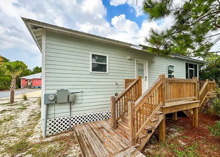 Cozy Getaway With Pool Access Charming Interior & Screened Porch *