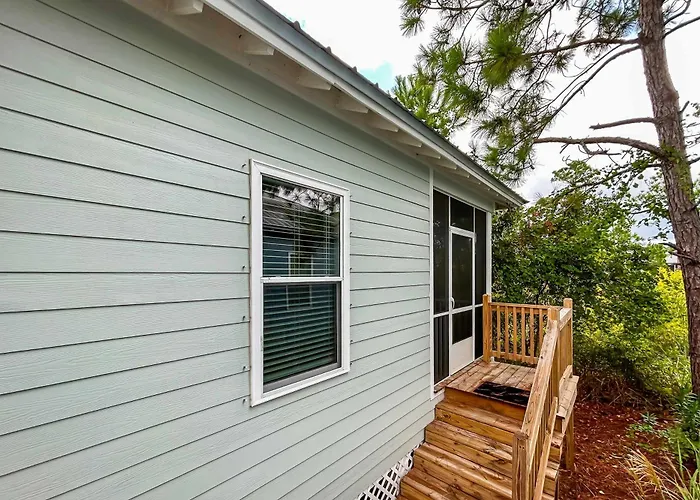 Cozy Getaway With Pool Access Charming Interior & Screened Porch