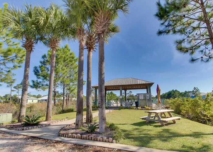 Cozy Getaway With Pool Access Charming Interior & Screened Porch